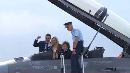 El-Presidente-se-pronuncio-en-estos-terminos-al-recibir-a-los-aviones-F-16-d-450x253-1