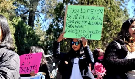 Docente luchando también esta enseñando