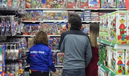 Comprando en jugueteria
