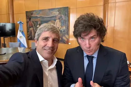 el-ministro-de-economia-luis-caputo-y-el-QH4734T3XRFBBNO2S6GTSBPQ7Y-_1_