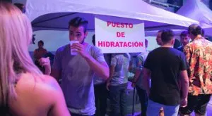 Puesto de hidratación en fiestas