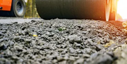 Desechos plasticos en pavimento