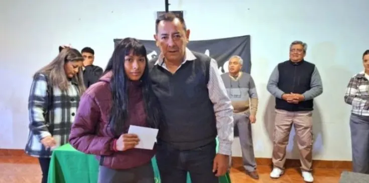 Carrasco entregando becas estudiantiles
