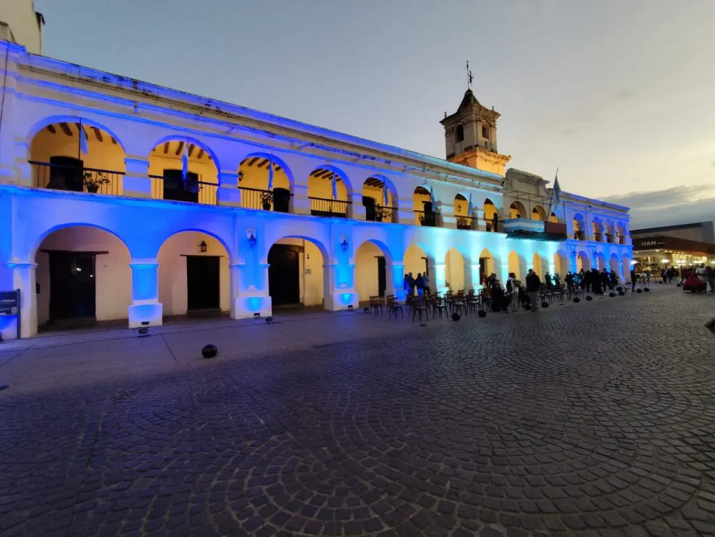 dia-de-la-bandera-se-iluminara-el-cabildo-historico-de-la-ciudad-2-1024x769