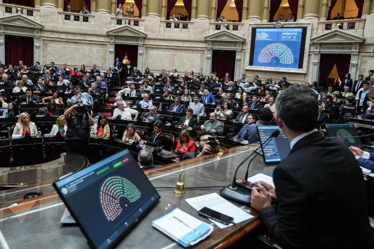 CON-144-VOTOS-POSITIVOS-Y-109-NEGATIVOS-SE-APROBo-EN-GENERAL-LA-LEY-BASES-EN-DIPUTADOS-FOTO-PRENSA-DIPUTADOS-1-767x511