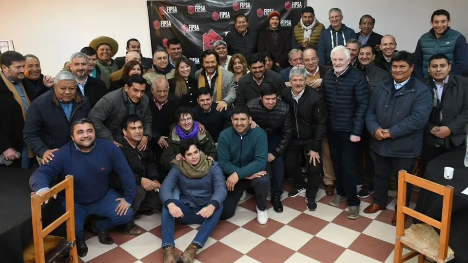 855534-7428-saenz-con-las-nuevas-autoridades-del-foro-de-intendentes-sigamos-juntos-poniendo-siempre-a-salta-primero_0