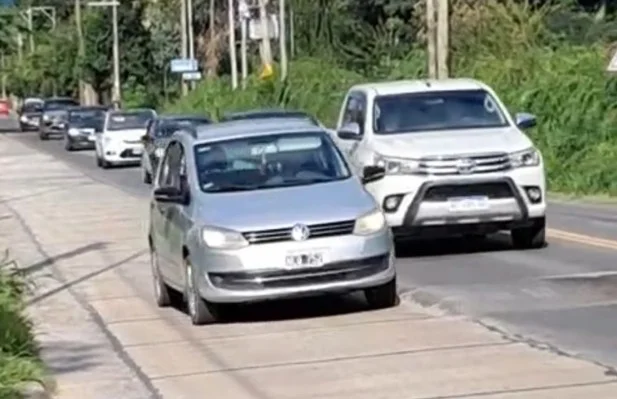 Autos esquivando lomos de burro en ruta 51