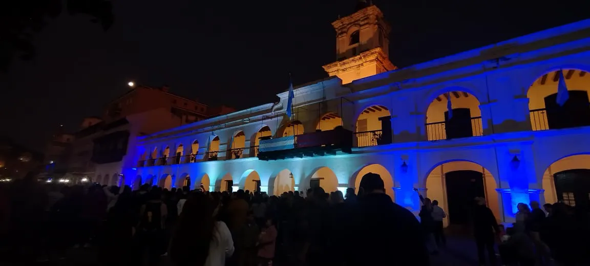 turistas-cabildo-celeste-y-blanco