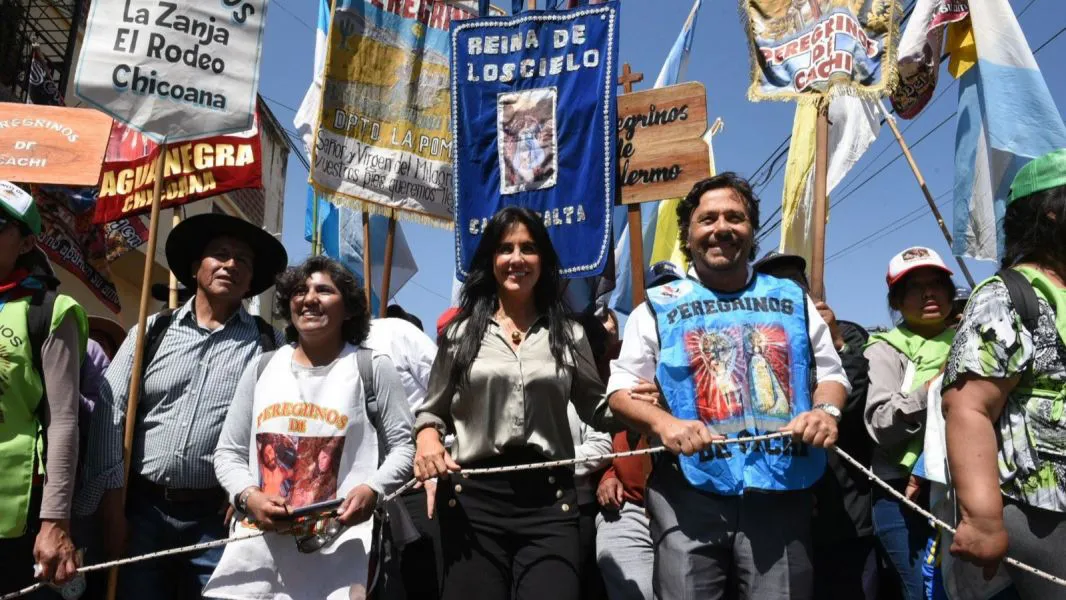 97738-en-una-salta-unida-por-la-fe-el-gobernador-recibio-a-mas-de-10-mil-peregrinos-de-los-valles-calchaquies-20240913175346
