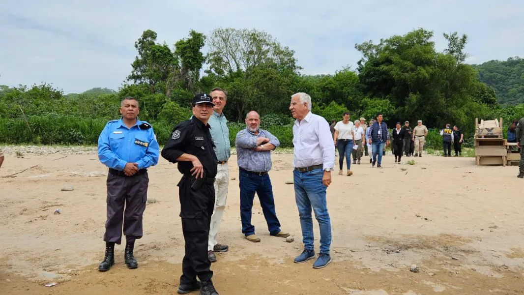 8909-autoridades-provinciales-y-nacionales-de-seguridad-se-reunieron-en-aguas-blancas