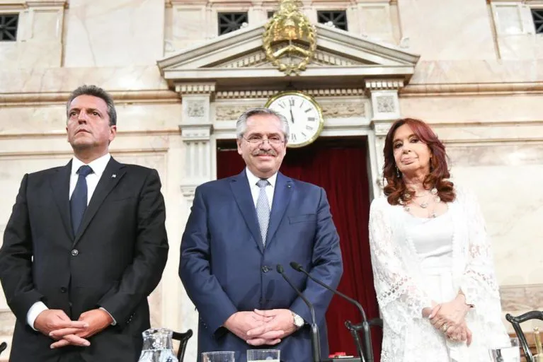alberto-fernandez-cristina-kirchner-serio-massa-congreso-2022-767x512