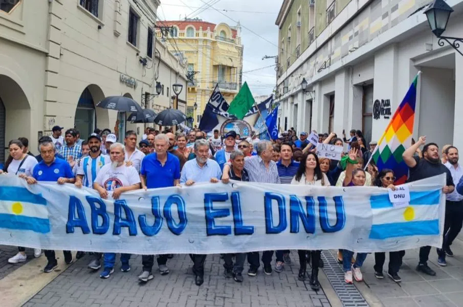 84930-la-cgt-y-los-movimientos-sociales-marcharon-por-salta-en-contra-del-dnu