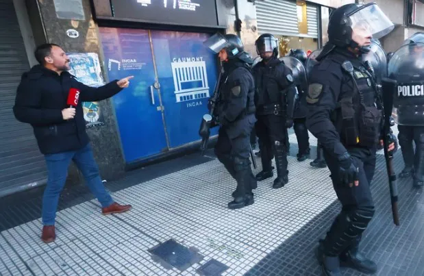 Policía golpea a periodista de c5n