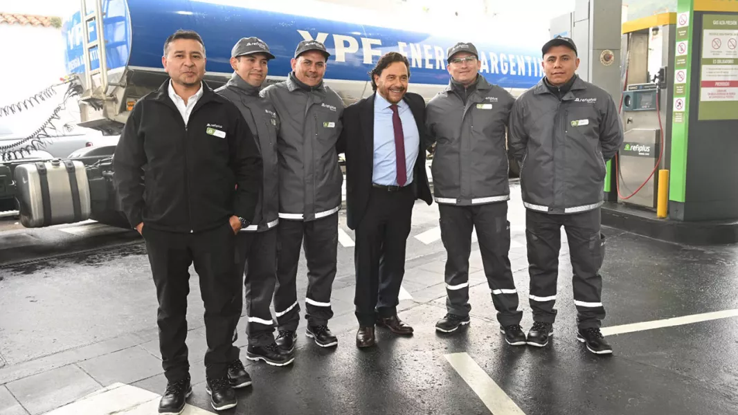 20710-el-gobernador-saenz-y-el-ceo-de-ypf-inauguraron-en-salta-la-primera-refiplus-del-pais