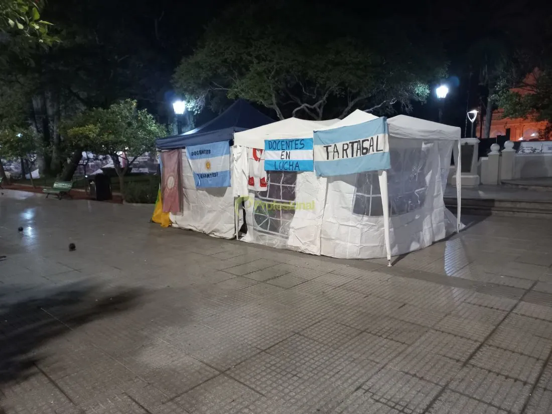 107476-volvieron-las-carpas-de-docentes-autoconvocados-a-plaza-9-de-julio