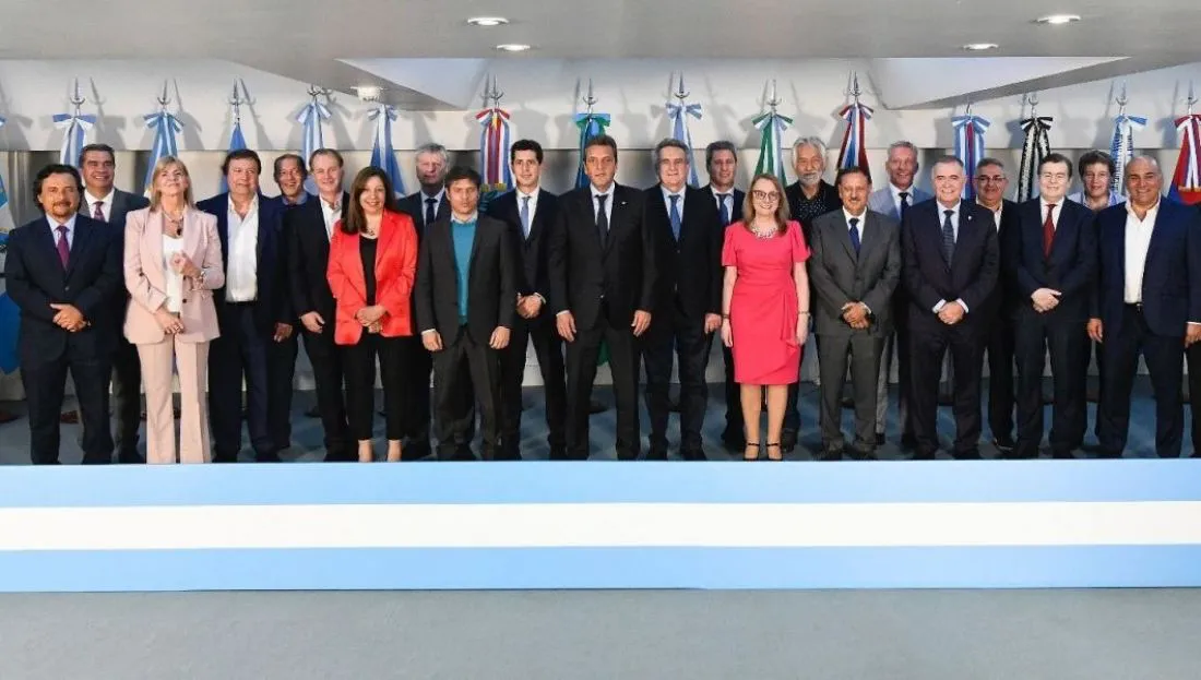 111035-saenz-y-otros-18-gobernadores-le-dieron-su-apoyo-a-massa-para-el-balotaje