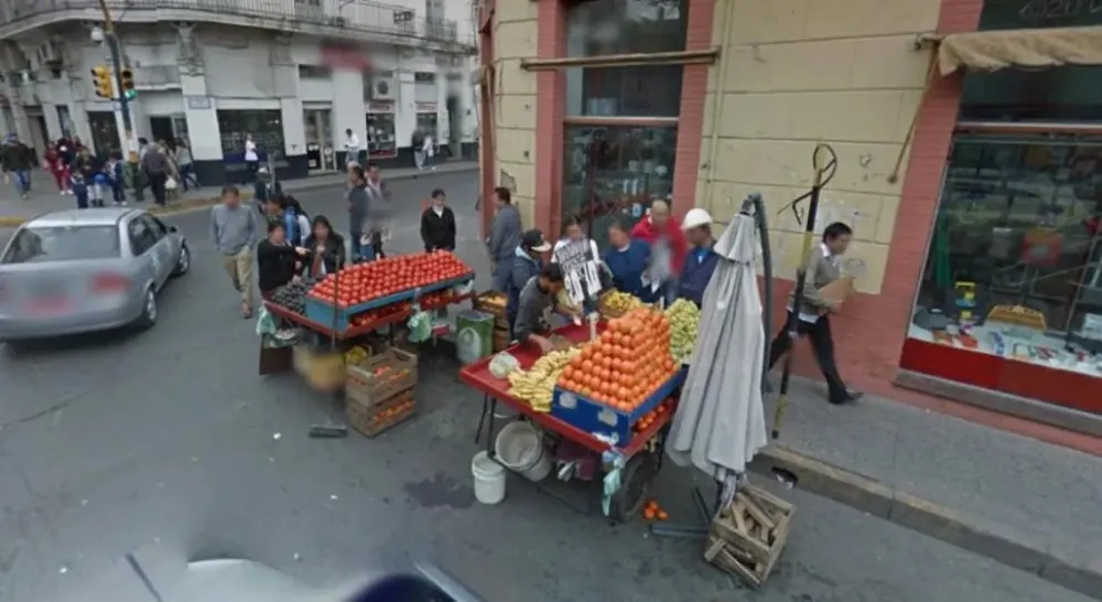 2001-un-saeta-se-llevo-puesto-el-carro-de-un-frutero-lleno-de-frutillas.jpg