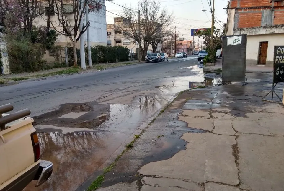 49784-gran-perdida-de-agua-potable-en-zona-oeste (1)