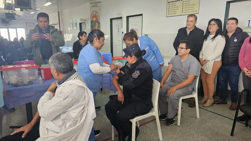 96407-dengue-se-vacuno-a-las-primeras-personas-de-cafayate-20240627153413
