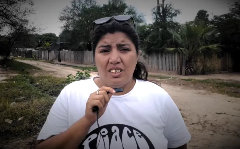 Yolanda Vargas hablando con los medios