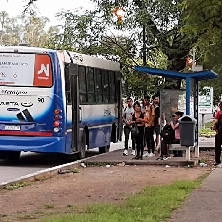 personas esperando en la parada