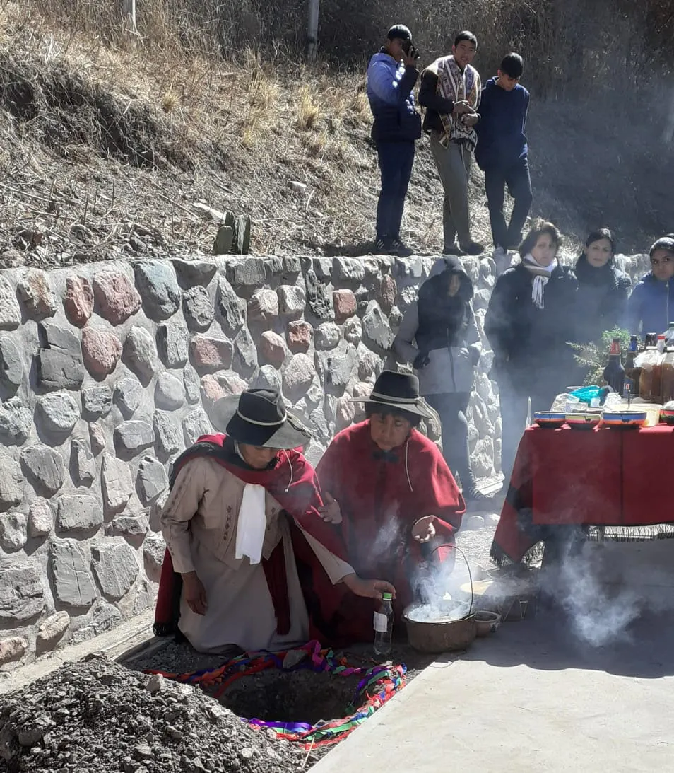 Elba Caro y Vicenta López oficiando la Ceremonia a la Pachamama