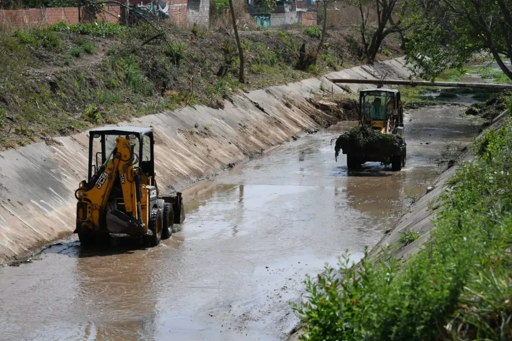 limpieza-canal-barrio-los-profesionales-2-1536x1024